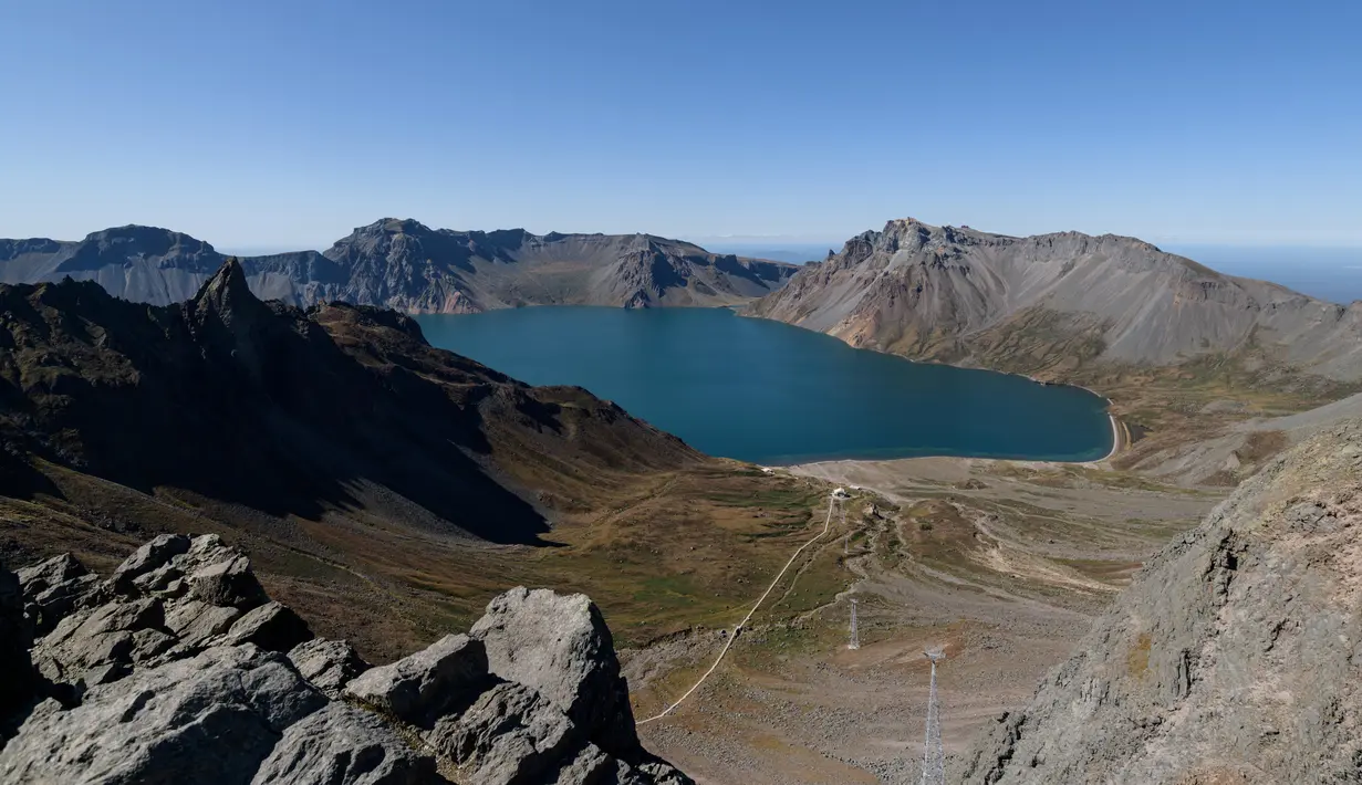 Gambar pada 11 September 2019 memperlihatkan danau Chonji atau 'Heaven lake' saat mengunjungi kawasan Gunung Paektu di Samjiyon, Korea Utara. Panorama 'Heaven lake terlihat cantik, dengan pegunungan yang mengelilingi Danau Surga tersebut . (Photo by Ed JONES / AFP)