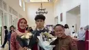 Athaya putra Narji baru saja lulus SMP, ia pun tampil mengenakan jubah maroon saat wisuda dipadukan celana panjang dan sepatu pantofel hitam. [@narji77]