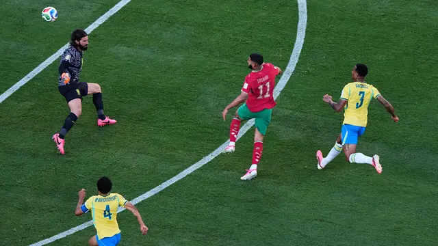 Gabriel Magalhaes (kanan) gagal mencegah Ismael Saibari (kedua dari kanan) di laga Brasil vs Maroko di Grup C Piala Dunia 2026, New York New Jersey Stadium, East Rutherford, Amerika Serikat, Minggu (14/6/2026).