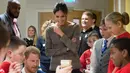 Pangeran Harry dan Meghan Markle melihat anak-anak bermain Jenga saat berkunjung ke sebuah komunitas dan pusat bermain di Cardiff, Wales, (18/1). Pasangan ini menghabiskan waktu ke Wales dengan mengunjungi komunitas tersebut. (Geoff Pugh/Pool via AP)