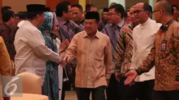 Wakil Presiden Jusuf Kalla saat tiba di acara Dialog Ekonomi dan Buka Puasa Bersama Dunia Usaha Indonesia, Jakarta, Selasa (28/6). (Liputan6.com/Angga Yuniar)