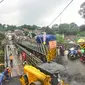Para pengusaha patungan untuk membangun jembatan darurat di jalur Bogor-Sukabumi, hingga mencapai Rp 6 miliar. (Liputan6.com/Achmad Sudarno)