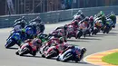 Jorge Lorenzo memimpin sejak start di mulai dalam MotoGP Valencia di Sirkuit Ricardo Tormo, Valencia, Spanyol, (8/11/2015). (AFP Photo/Javier Soriano)