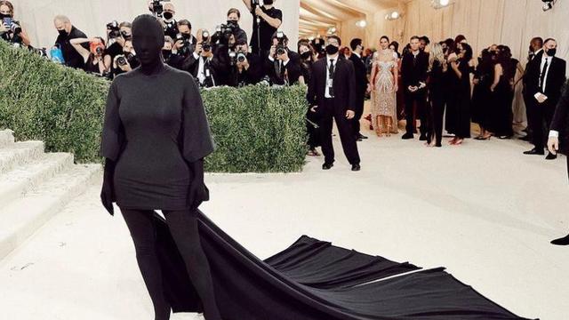Raih Fashion Icon Awards, Intip 7 Gaya Eksentrik Kim Kardashian dengan Kostum Tertutup