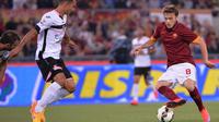 Adem Ljajic (kanan) saat berkostum AS Roma. Musim depan, Ljajic akan berkostum Torino setelah kubu AS Roma tak memakainya lagi.  (Reuters/Maurizio Brambatti)