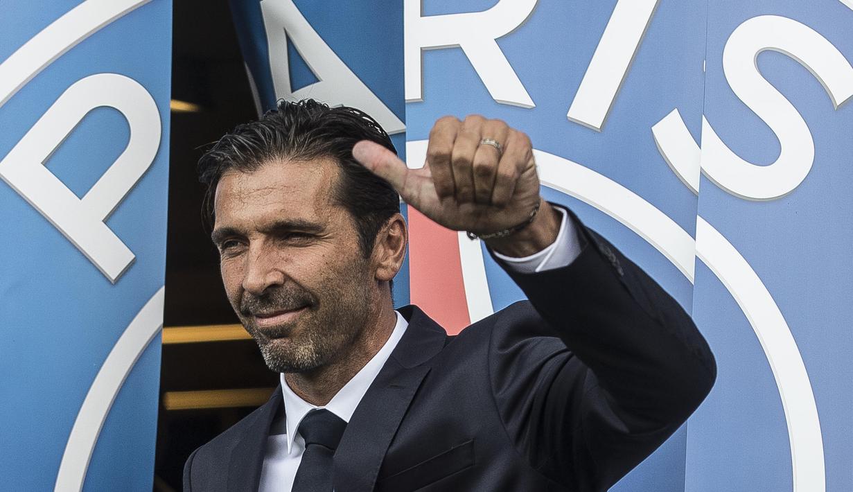 Kiper anyar Paris Saint-Germain (PSG), Gianluigi Buffon, menyapa fans saat tiba di Stadion Parc des Princes, Paris, Senin (9/7/2018). PSG resmi perkenalkan Gianluigi Buffon sebagai rekrutan baru. (AP/Jean-Francois Badias)