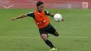Pemain Timnas Indonesia U-22, Gian Zola menendang bola saat berlatih di Stadion Madya, Jakarta, Kamis(24/1). Timnas Indonesia U-22 mengasah teknik finishing dan transisi. (Bola.com/Yoppy Renato)