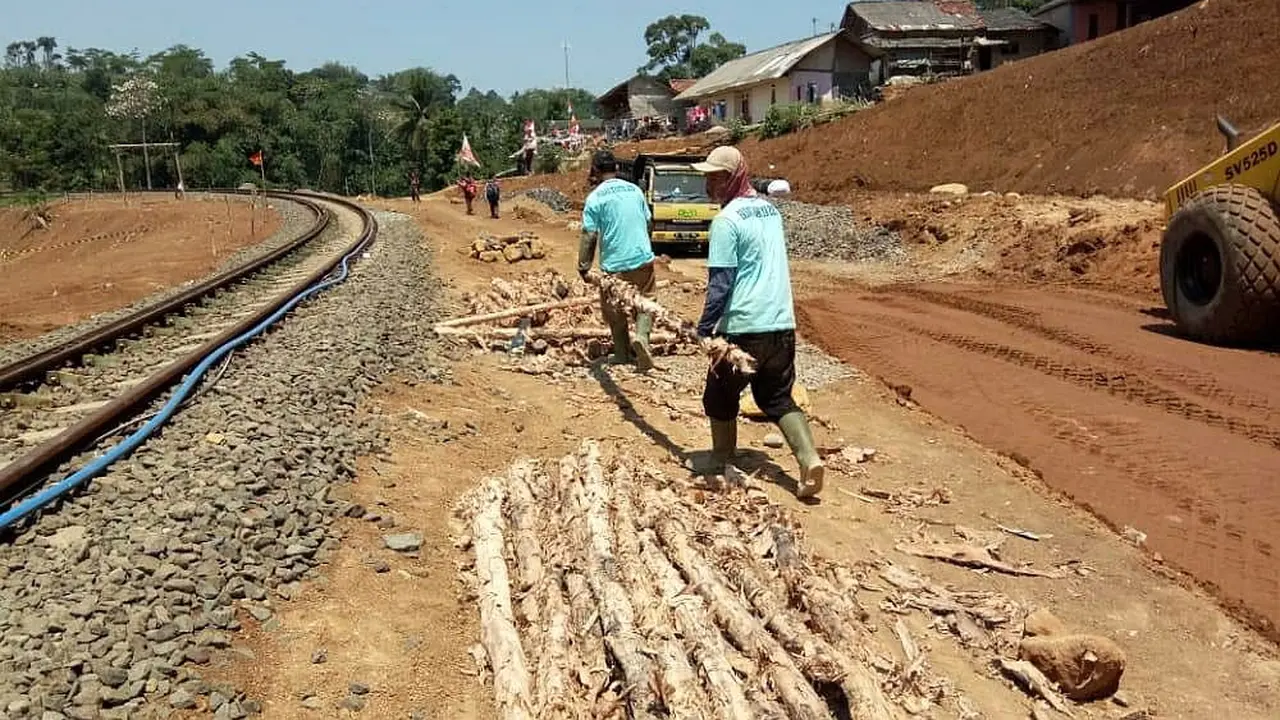 Kemenhub menyerap 5.500 orang tenaga kerja melalui program padat karya di sejumlah proyek perkeretaapian.