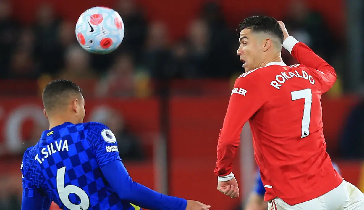 <p>Bek Chelsea Thiago Silva (kiri) berebut bola dengan Manchester United asal Portugal Cristiano Ronaldo pada lanjutan Liga Inggris 2021/2022 di Old Trafford, Manchester, Jumat (29/4/2022) dini hari WIB. Laga Manchester United vs Chelsea berakhir tanpa pemenang. Kedua tim berakhir sama kuat 1-1. (Lindsey Parnaby / AFP)</p>