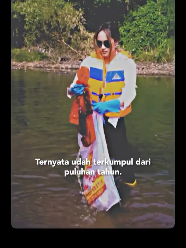 Peduli Lingkungan Ini 7 Potret Aksi Cinta Laura Bersihkan Sungai Ciliwung