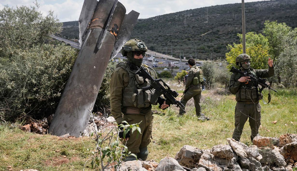 Selain di Kifl Haris, puing-puing rudal dari serangan Iran dilaporkan jatuh di pemukiman Peduel dan wilayah Haris. Tampak dalam foto, personel militer Israel mengamankan puing-puing rudal Iran yang jatuh di desa Kifl Haris di Tepi Barat, Selasa, 24 Maret 2026. (AP Photo/Majdi Mohammed)