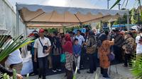 Ribuan relawan Jokowi ikut menghadiri acara tasyakuran pernikahan Kaesang Pangarep di Pura Mangkunegaran, Solo, Minggu (11/12/2022). (Liputan6.com/Fajar Abrori)