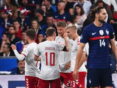 Pemain depan timnas Denmark Andreas Cornelius (tengah) berselebrasi dengan rekannya setelah mencetak gol kedua timnya ke gawang Prancis pada laga perdana Grup A UEFA Nations League di Stade de France, Paris, Prancis, Sabtu(4/6/2022) dini hari WIB. Prancis harus rela menelan kekalahan 1-2 dari tamunya Denmark. (Franck FIFE / AFP)