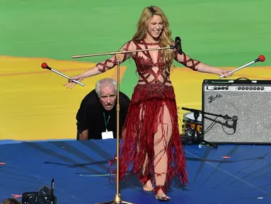 Penyanyi Shakira tampil dalam upacara penutupan Piala Dunia 2014 di Stadion Macarana, Brasil, Senin (14/7/14). (AFP PHOTO/Nelson Almeida)