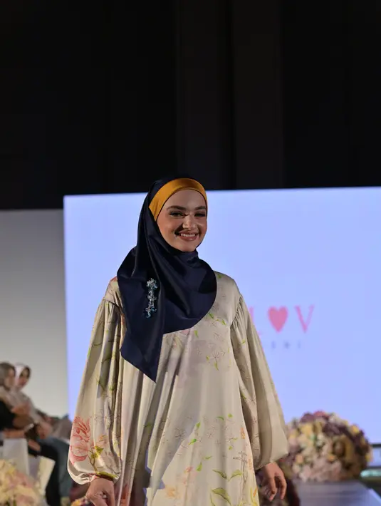 <p>Untuk tampil humble namun tetap menonjol, gaya hijab dua warna bisa dicoba. [Scarf]</p>