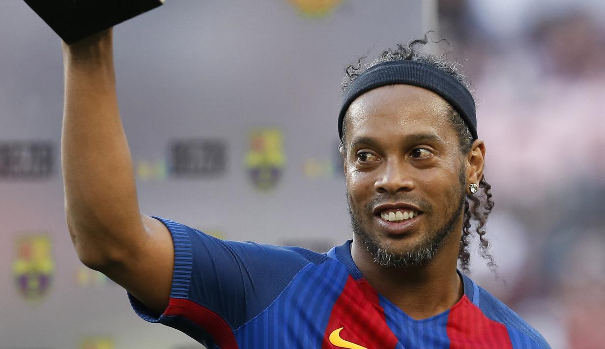 8. Ronaldinho - Legenda Barcelona tersebut memboyong Embraer Phenom 100 seharga 2,6 juta Dolar. Pesawat jet tersebut bisa menampung hingga 7-9 orang bersama Pilot. (AFP/Pau Barrena)