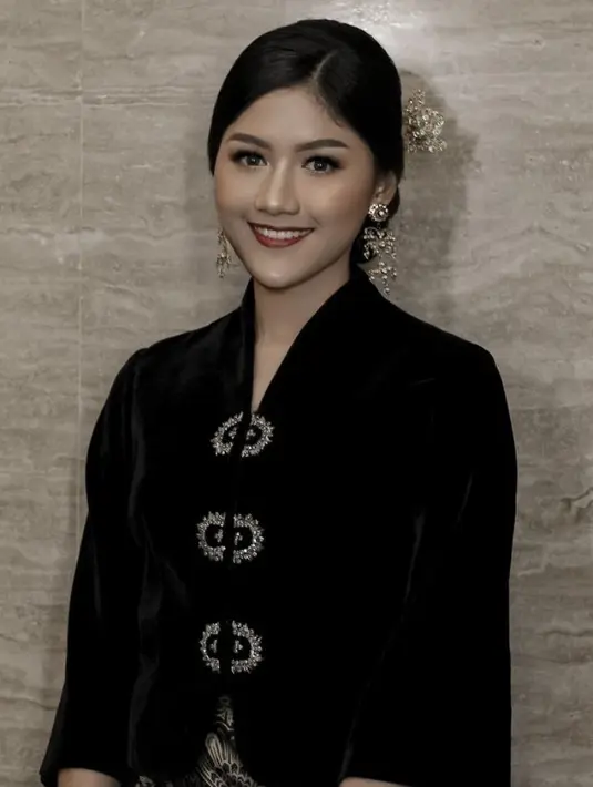 Erina Gudono tampil elegan dengan kebaya hitam dan aksesori dari brand Lokal Ghea Fashion. @erinagudono