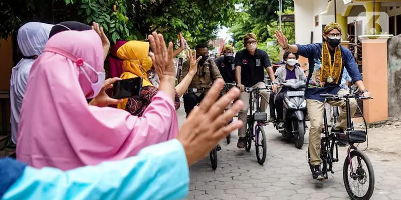 Nonton Aksi Dalang Cilik, Sandiaga Uno Beri Kejutan Ponsel