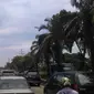 Lalu lintas macet akibat truk terbalik (Liputan6.com/ Muslim AR)
