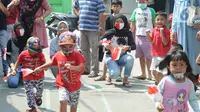 Anak-anak dengan menggunakan masker mengikuti lomba tujuh belas Agustus di Cinere, Depok, Senin (17/8/2020). Warga di sejumlah kampung di wilayah Jabodetabek tetap melakukan beragam kegiatan lomba memperingati HUT ke-75 Kemerdekaan RI dengan menerapkan protokol kesehatan. (merdeka.com/Arie Basuki)