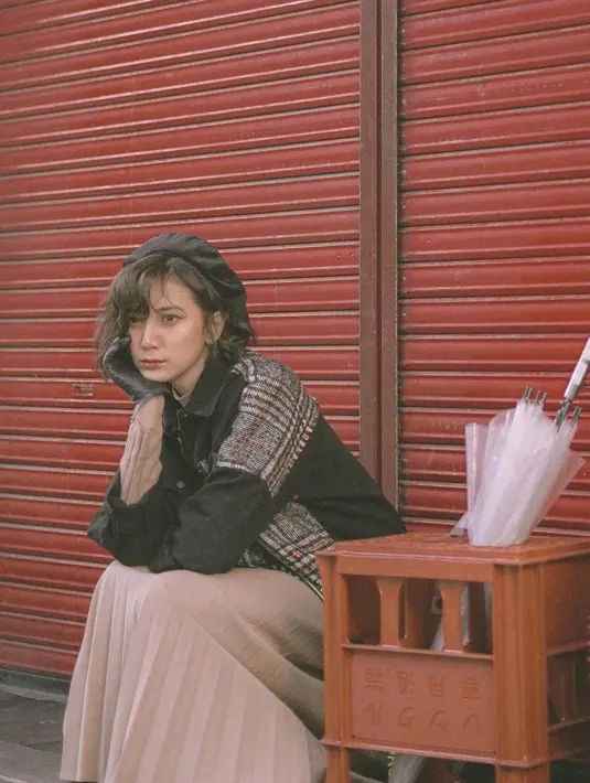 Tampil dengan topi baret hitam yang disesuaikan dengan kemejanya, penampilan pemeran film Teka-teki Tika ini chic abis. (Liputan6.com/IG/@sheiladaisha)