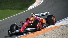 Pembalap Ferrari asal Inggris, Lewis Hamilton, sedang mengemudi pada sesi kualifikasi Q2 Formula One Grand Prix Belanda di Sirkuit Zandvoort, Belanda bagian barat, pada 30 Agustus 2025. (NICOLAS TUCAT/AFP)