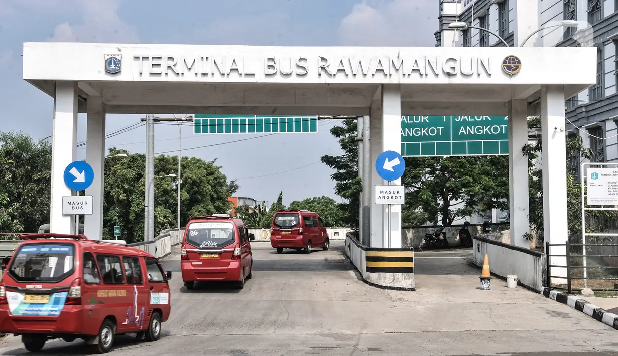 Angkutan umum Jak Lingko menunggu penumpang di Terminal Rawamangun, Jakarta, Senin (20/7/2020). Wakil Gubernur Ahmad Riza Patria menyatakan Pemprov DKI berencana merevitalisasi Terminal Rawamangun karena dinilai belum optimal pasca-revitalisasi pada 2015 lalu. (merdeka.com/Iqbal S Nugroho)