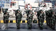 Satgas Pamtas RI-Papua Nugini Yonif Para Raider 330 Kostrad bersiap usai pelepasan di Kolinamil TNI AL, Jakarta, Senin (9/5). Sebanyak 450 tentara akan menjalankan misi pengamanan daerah perbatasan Indonesia-Papua Nugini. (Liputan6.com/Faizal Fanani)