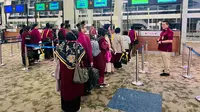 Jemaah Umrah memadati imigrasi Bandara Soekarno-Hatta Tangerang. (Liputan6.com/Pramita Tristiawati)