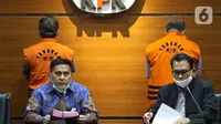 Deputi Penindakan KPK, Karyoto (kiri) membacakan rilis penahanan kedua tersangka kasus suap kemudahan izin keluar di Lapas Sukamiskin, Gedung KPK Jakarta, Kamis (30/4/2020). KPK resmi menahan mantan Kalapas Sukamiskin, Deddy Handoko dan Rahadian Azhar. (Liputan6.com/Helmi Fithriansyah)