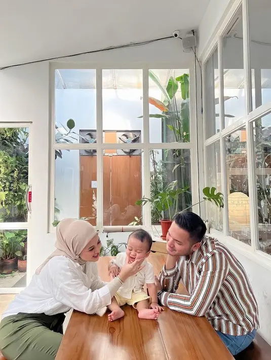 Kesha dan Adhi menikah pada tahun 2021. Tak butuh waktu bertahun-tahun, pada bulan Desember 2021 Kesha melahirkan anak pertama. (Instagram.com/kesharatuliu05)