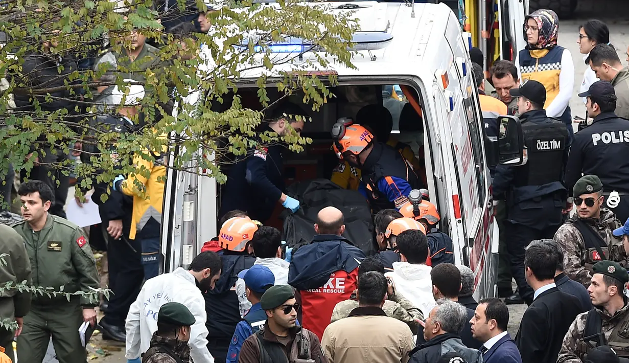 Petugas membawa peti mati tentara yang tewas setelah kecelakaan helikopter di Istanbul, Turki, Senin (26/11). Helikopter dalam penerbangan latihan ketika menabrak atap gedung dan jatuh di antara blok apartemen di permukiman Sancaktepe.  (HO / DHA / AFP)