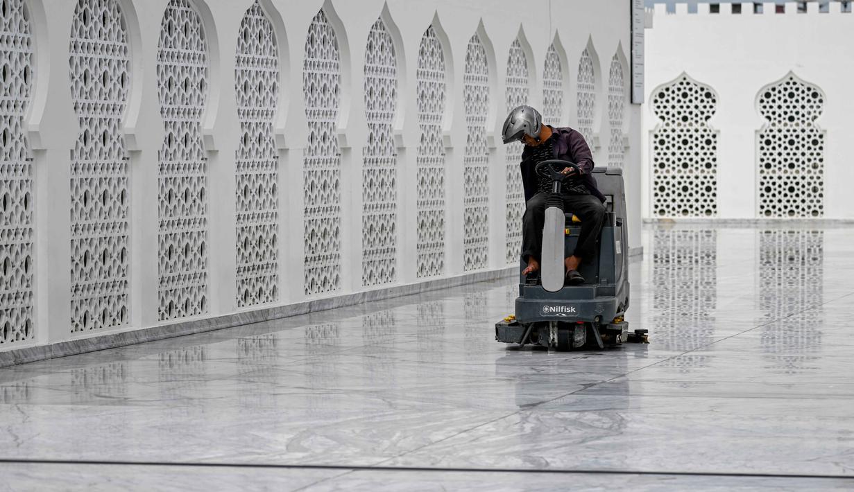 Dan, mulai Rabu 18 Februari 2026 malam, umat muslim akan melaksanakan tarawih pertama di bulan suci Ramadan 1447 Hijriah. Tampak dalam foto, seorang pekerja membersihkan Masjid Agung Baiturrahman jelang salat tarawih pertama pada bulan suci Ramadan 1447 Hijriah di Masjid Agung Baiturrahman, Banda Aceh, Rabu 18 Februari 2026. (CHAIDEER MAHYUDDIN/AFP)