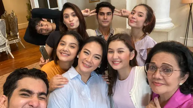 Dapat Kejutan dari 3 Keluarga, Ini 6 Momen Kejutan Ultah Dian Nitami ke-50