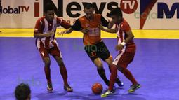 Perebutan bola antara pemain IPC Pelindo (tengah) dengan pemain Black Steel Manokwari dalam laga Seri III Grup B Wilayah Timur Pro Futsal League 2016 di GOR 17 Desember, Mataram, NTB, Minggu (13/3/2016). (Bola.com/Arief Bagus)