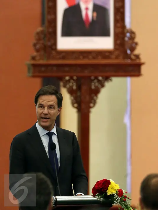 PM Belanda Mark Rutte menyampaikan sambutan saat melakukan kunjungan kerja ke Kompleks Parlemen, Jakarta Rabu (23/11). Kunjungan itu untuk mengadakan pertemuan bilateral guna membahas sejumlah agenda kerja sama RI-Belanda (Liputan6.com/Johan Tallo)