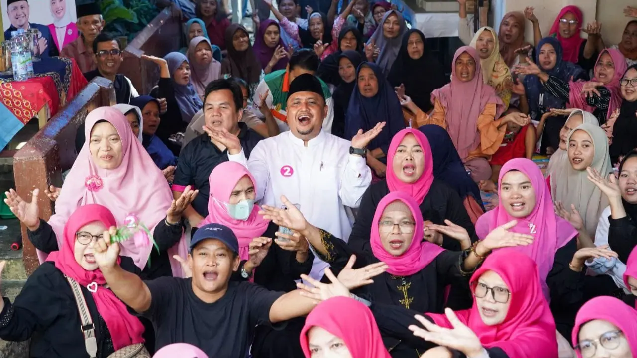 Pasangan calon nomor urut 2, Atang Trisnanto-Annida Allivia, memperkenalkan program unggulan mereka, 'Satu Keluarga Satu Sarjana'.