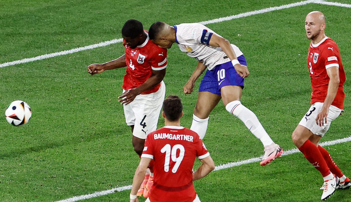 Pemain Prancis, Kylian Mbappe, menabrak bahu pemain Austria, Kevin Danso, dalam partai pertama Grup D Euro 2024 di Merkur Spiel-Arena, Dusseldorf, Selasa (18/6/2024). (AFP/Kenzo Tribouillard)