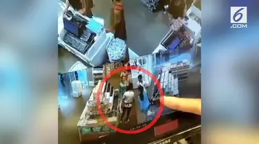 Seorang perempuan di Karawang meninju pramuniaga di sebuah toko elektronik. Kejadian ini pun jadi perhatian warganet.