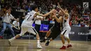 Pebasket putra Indonesia Wisnu Arki Dikania berupaya mempertahankan bola yang coba direbut pebasket Thailand pada semifinal SEA Games 2017 di MABA Stadium, Jumat (25/8). Indonesia menang atas Thailand dengan skor 79-74. (Liputan6.com/Faizal Fanani)