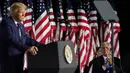 Wakil Presiden Amerika Serikat Mike Pence menyaksikan Presiden Amerika Serikat Donald Trump menyampaikan pidato pada hari keempat Konvensi Nasional Partai Republik di Gedung Putih, Washington DC, Amerika Serikat, Kamis (27/8/2020). (AP Photo/Alex Brandon)