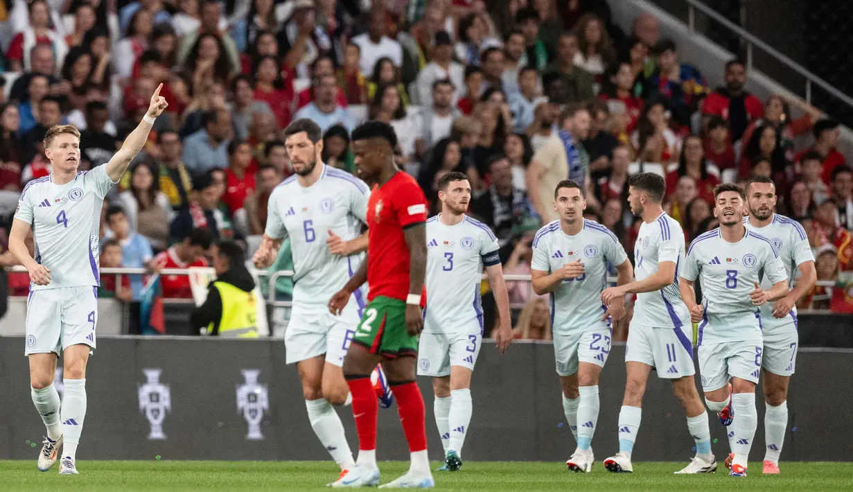 Gol cepat pemain Skotlandia Scott McTominay pada menit ke-7 sempat mengejutkan barisan pertahanan Portugal. (Patricia DE MELO MOREIRA/AFP)