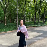 Haruka, di usia 32 tahun, berhasil menciptakan gaya fashion yang membaur sempurna dengan tren ABG, menjadikannya ikon gaya yang awet muda.