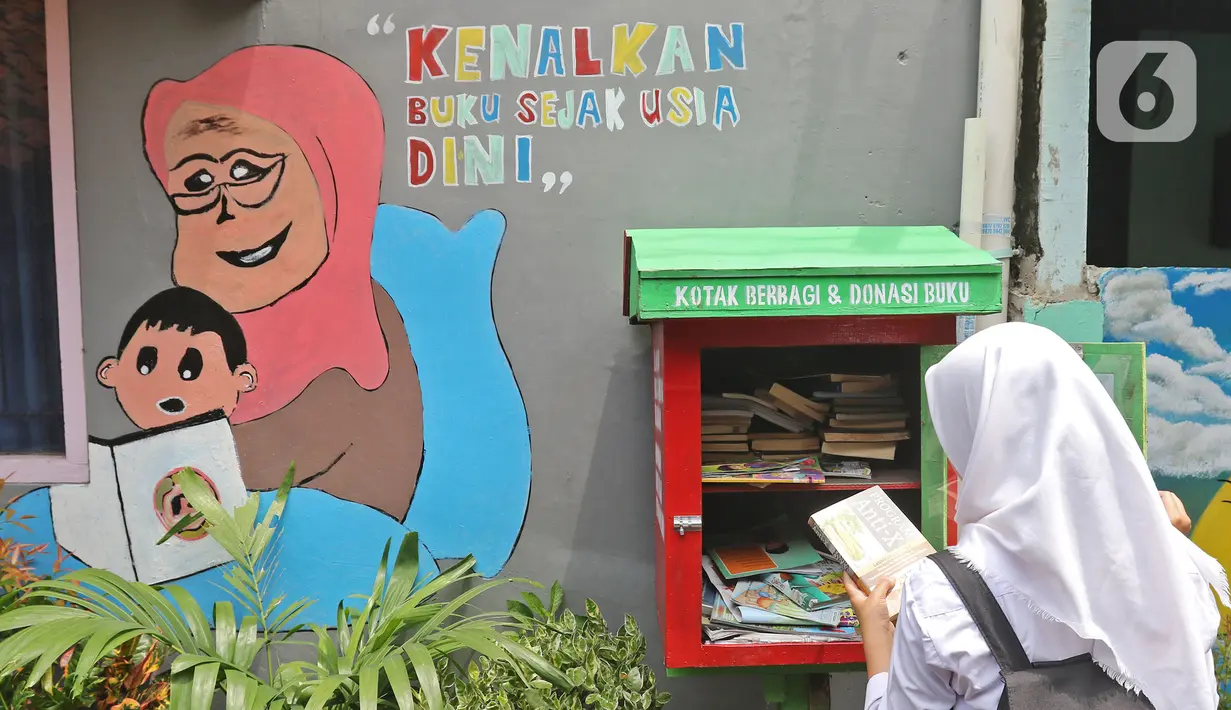 Pelajar membaca buku di Kampung Literasi RW 08, Jatipulo, Palmerah, Jakarta Barat, Kamis (30/1/2020). Kampung Literasi ini memiliki 5 kotak berisi beragam buku yang ada di sejumlah titik, berbekal konsep kejujuran disebar di sepanjang kampung. (Liputan6.com/Herman Zakharia)