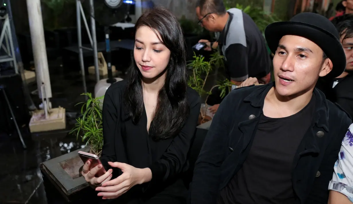 Memiliki kesamaan cuek, bukan berarti dengan mudah buat anak dari pengacara OC Kaligis itu. Velove mengaku kalah cuek dibanding istri mendiang. Yanti yang memiliki cueknya khas Betawi, membuat Velove kesulitan. (Galih W. Satria/Bintang.com)