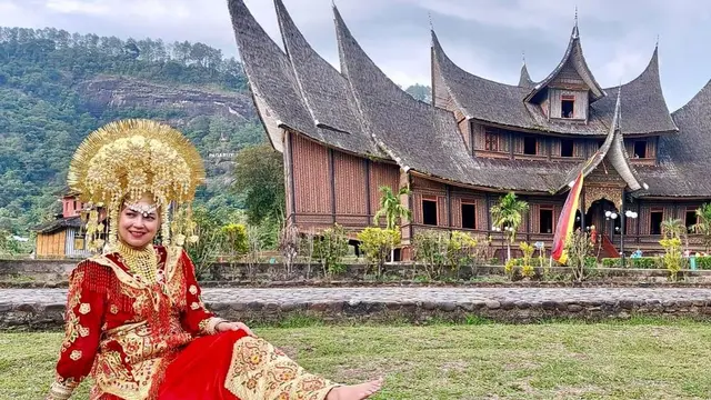 Ira Wibowo mengenakan busana adat Minang (Instagram/irawbw)