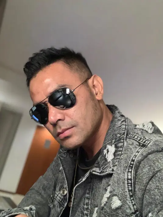 Diakui Judika, selama di rumah saja dirinya selalu berusaha menghabiskan waktu bersama anak-anaknya. Ia menemani berbagai kegiatan yang dilakukan buah hatinya seperti belajar dan berolahraga di rumah. (Instagram/Jud1ka)