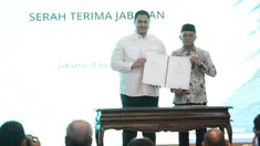 Menteri Pemuda dan Olahraga (Menpora) saat serah terima jabatan dengan Menteri Pemuda dan Olahraga definitif, Menko PMK Muhadjir Effendy di Auditorium Wisma Kemenpora, Senayan, Jakarta, pada Selasa (4/4/2023) siang WIB. (Liputan6.com/Faizal Fanani)