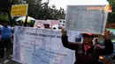 Puluhan pendukung Jokowi membawakan tiket kereta api raksasa jurusan Balai Kota menuju Istana Negara (Liputan6.com/Johan Tallo)