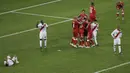 Para pemain Denmark merayakan kemenangan atas Peru pada laga Grup C Piala Dunia di Mordovia Arena, Saransk, Sabtu (16/6/2018). Denmark menang 1-0 atas Peru. (AP/Gregorio Borgia)